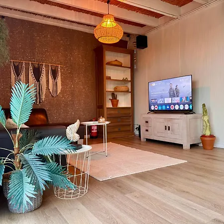 Apartment With Private Pool & Jacuzzi *