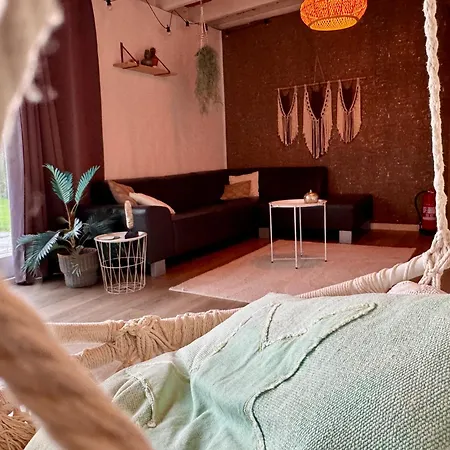 With Private Pool & Jacuzzi * Velddriel