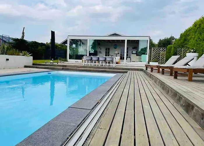 With Private Pool & Jacuzzi Daire *